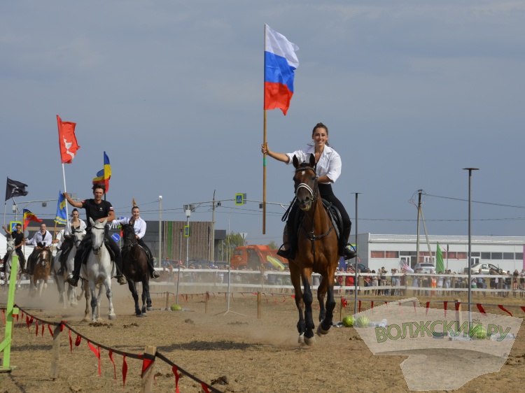 Лошади, шашки и казачья культура: в Волжском прошёл Константиновский фестиваль