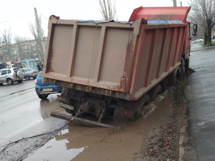 Многотонный грузовик с асфальтом увяз в грязи на улице Горького и разрушил тротуар