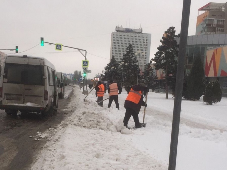 На дороги Волжского после снегопада вывели технику