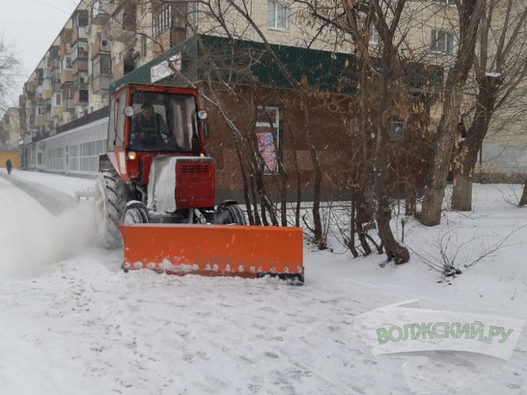 На дороги Волжского за сутки высыпали 130 тонн песка и соли 3.239.117.1 