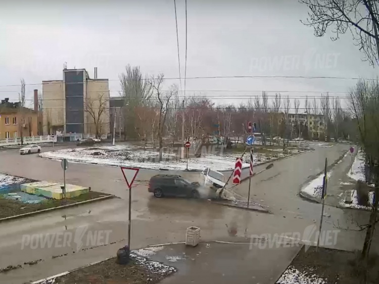 На «кольце» СЭС в Волжском снова снесли дорожный знак в результате ДТП 3.239.76.25 