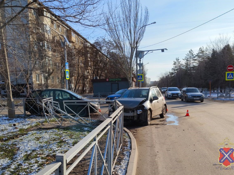 На «квадратном кольце» Волжского в ДТП пострадала 15-летняя школьница