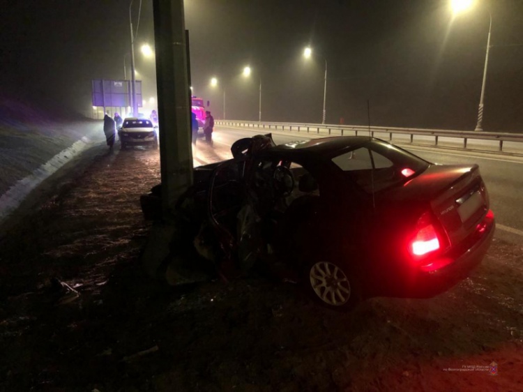На трассе под Волгоградом иномарка влетела в столб: погиб пассажир