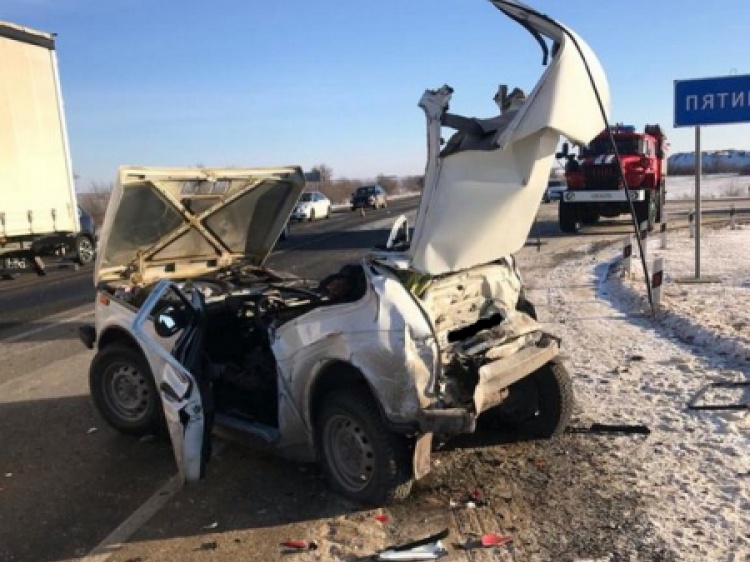 На трассе в Волгоградской области фура «догнала» «Ниву»: пассажир погиб на месте