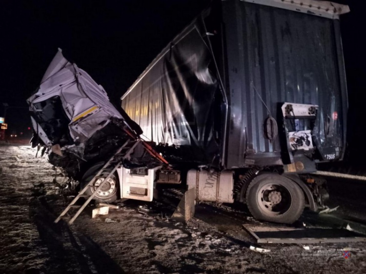 На трассе в Волгоградской области прицеп «снёс» два грузовика