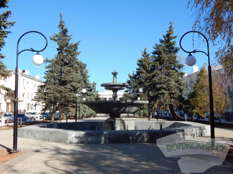 В Волжском за 607 тысяч рублей обустроят настил на фонтане «Каскад» 44.200.77.92 