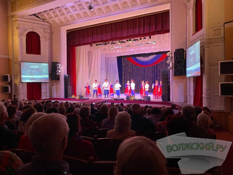 «Не хватает рук»: в Волжском прошёл благотворительный концерт в поддержку волонтеров