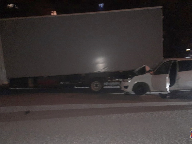 Ночью в Волжском легковушка влетела в припаркованную «Газель»: водитель погиб 3.236.223.106 