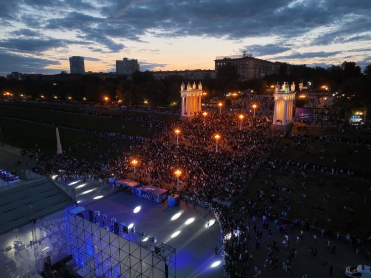 Новобрачные, парад студентов и гала-концерт: Волгоград отмечает 434-летие 34.239.148.127 