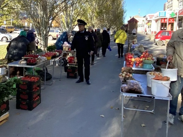 Очки и овощи: в Волжском ловят уличных торговцев на одних и тех же местах 100.26.196.222 