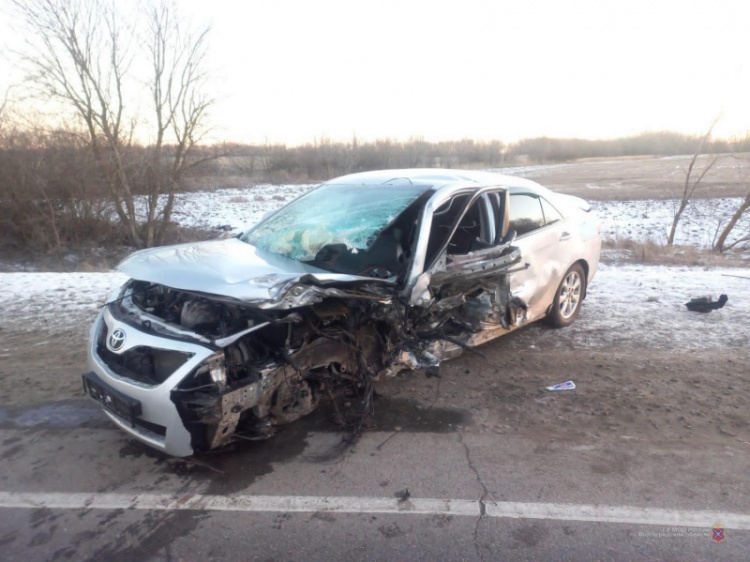 Под Волгоградом в лобовом столкновении на трассе погиб водитель