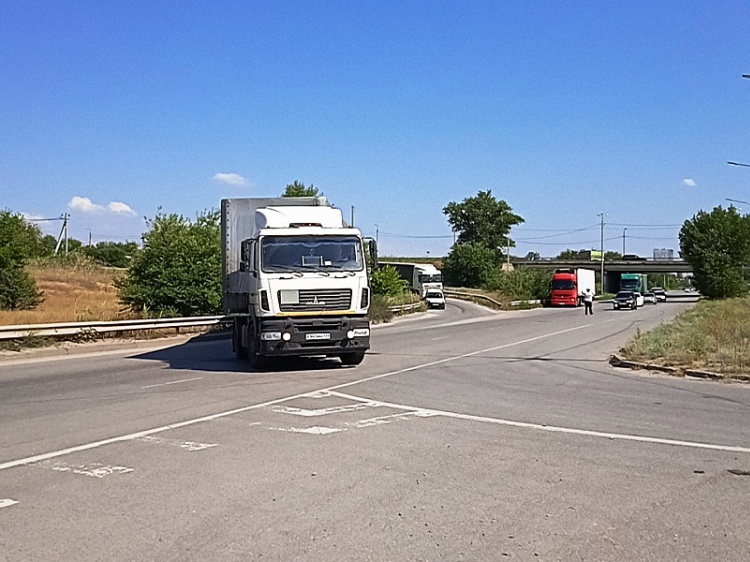 Под знак и в жару: в Волгоградской области продолжаются облавы на фуры