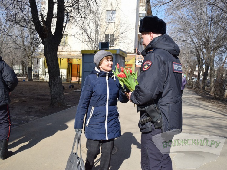«Полиция приносит радость»: в Волжском сотрудники ППС поздравили волжанок на улице