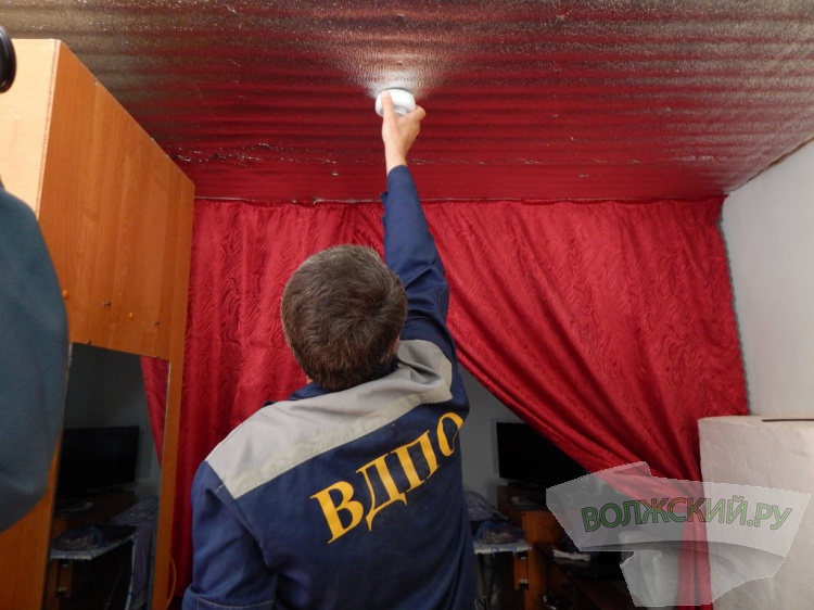 «Предупрежден – значит вооружен»: многодетные семьи Волжского защитили от пожаров