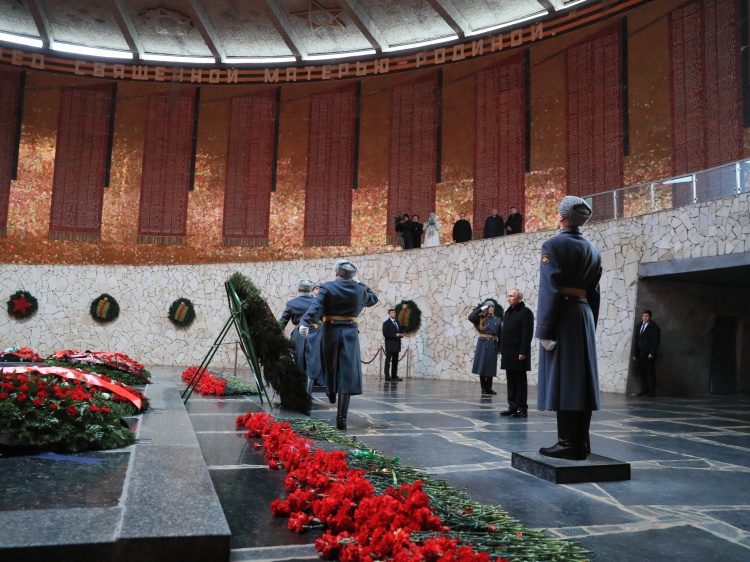 Владимир Путин почтил память героев Сталинградской битвы