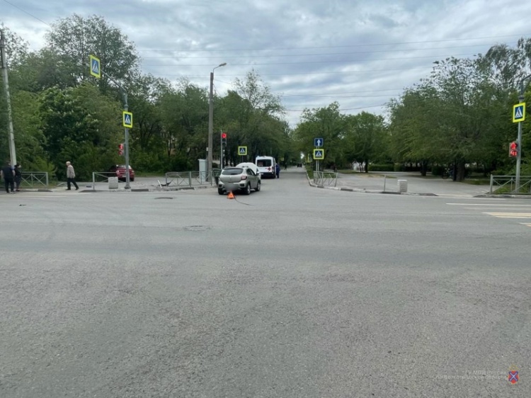 Проехала на красный: в Волжском на перекрестке встретились две автоледи