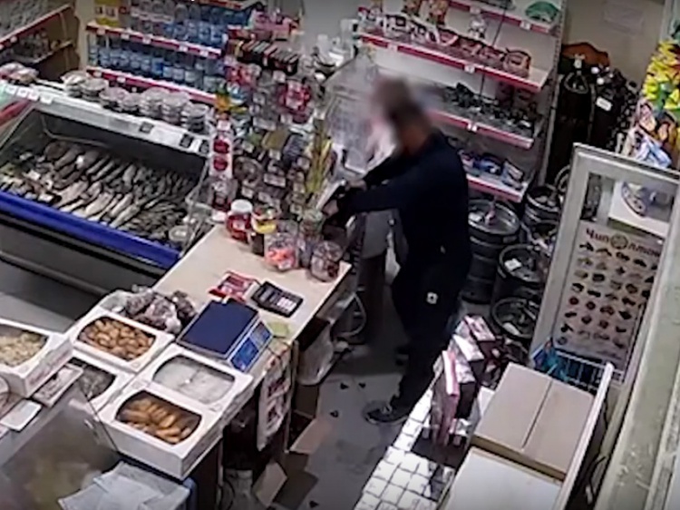 Пьяный грабитель ворвался в продовольственный магазин Волжского