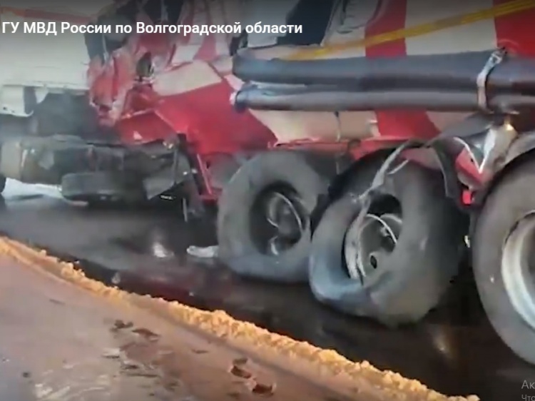 «Распорол» металл: ГУ МВД показало кадры аварии с автоцистерной в Волгограде