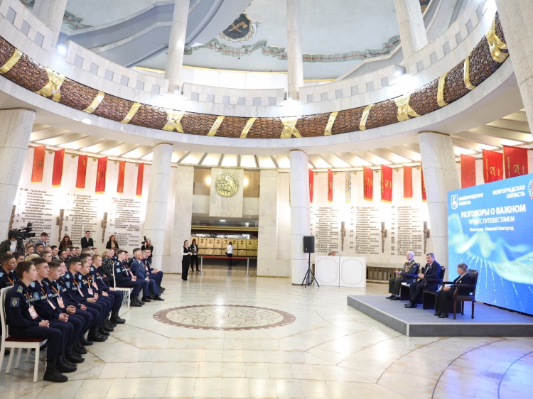 «Разговоры о важном»: Волгоградский губернатор провел урок для нижегородских школьников