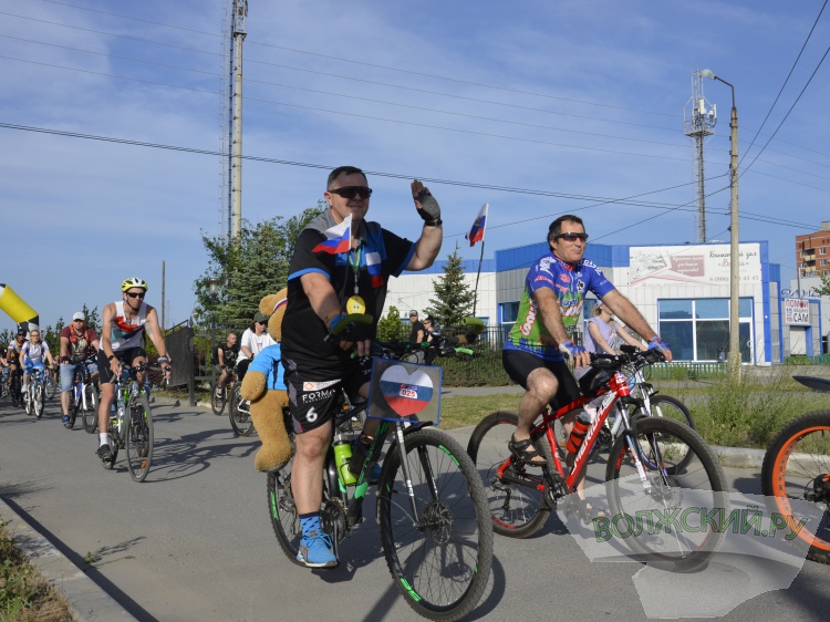 С флагами и самоваром: сотни велосипедистов проехали по улицам Волжского в День России 44.197.111.121 