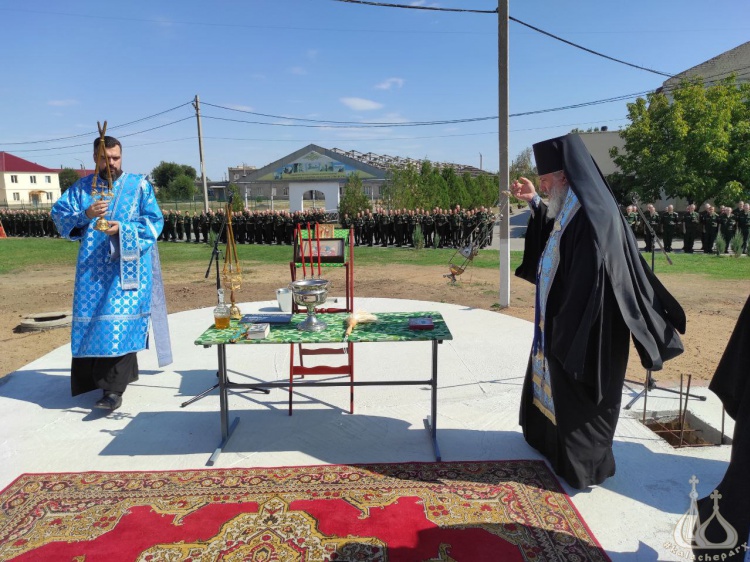 «Семимильными шагами»: в Волжском освятили закладной камень войскового храма