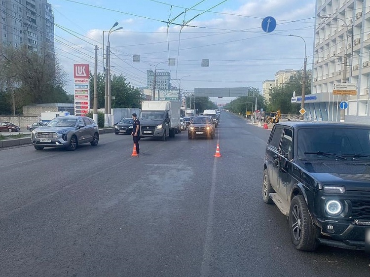 Снес на большой скорости: в Волгограде дорожные камеры засняли наезд внедорожника на подростка