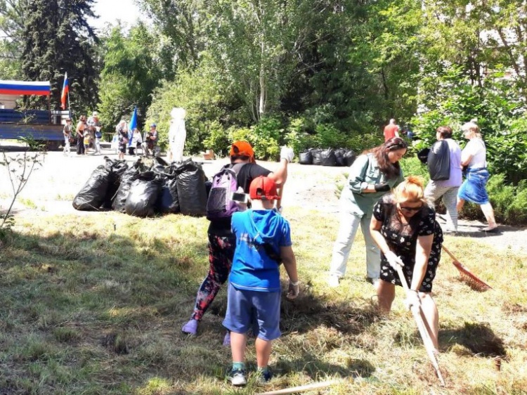 Сотни жителей Волжского навели порядок в сквере на улице Коммунистической