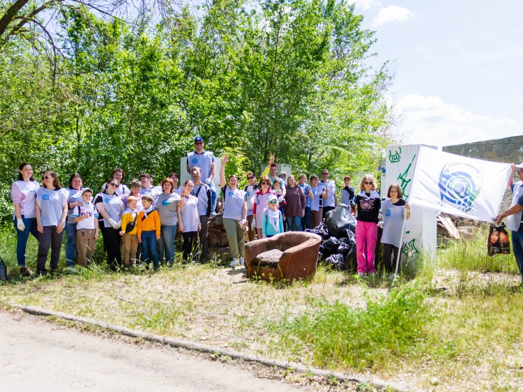 Сотрудники Волжского абразивного завода собрали 8 кубов мусора с берега Ахтубы