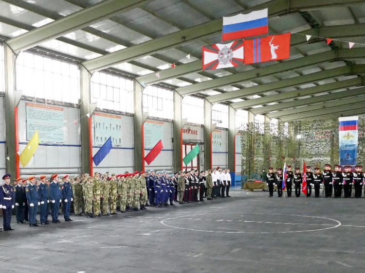 Строевая подготовка и видеоролики: в войсковой части в Волжском прошел слёт кадет 44.212.96.86 