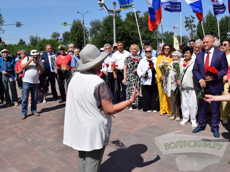 Цветы, стихи и «Олень»: в Волжском состоялся традиционный митинг первостроителей