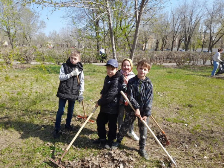 Ученики и педагоги Волжского собирают мусор мешками и высаживают деревья 3.236.46.172 