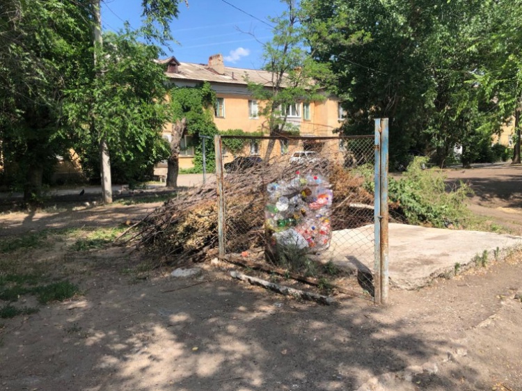 УК Волжского обязывают очистить микрорайоны от гор спиленных веток