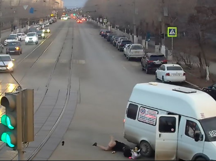 В центре Волгограда из маршрутки на ходу выпала пассажирка