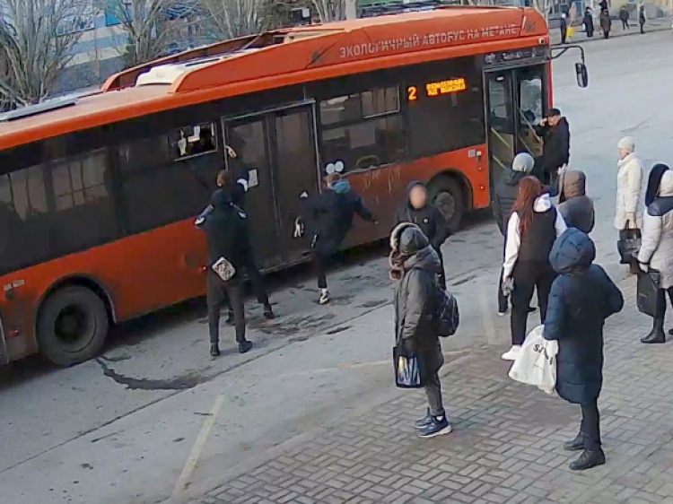 В Волгограде четверо подростков устроили дебош в автобусе