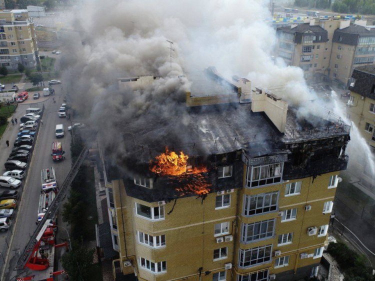 В Волгограде из горящего жилого дома на «Бейкер Стрит» эвакуировали 35 человек