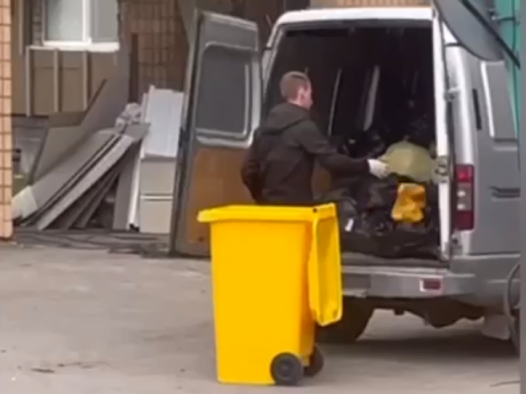 В Волгограде медицинские отходы и продукты перевозят в одной машине