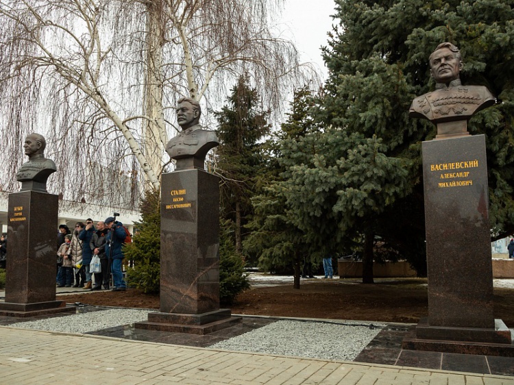 В Волгограде открыли памятники Сталину, Жукову и Василевскому