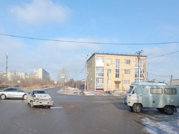 В Волгограде при ДТП с автомобилем медслужбы больной выпал на проезжую часть 3.239.117.1 