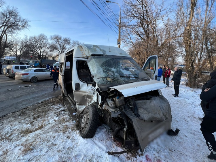 В Волгограде в ДТП с «КамАЗом» погибли пассажиры маршрутки 35.172.230.154 
