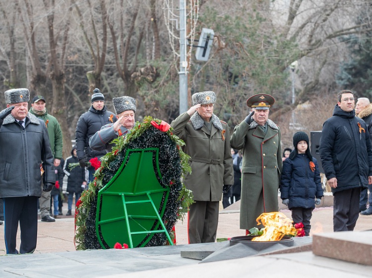 В Волгограде возложили цветы к Вечному огню 44.201.94.236 