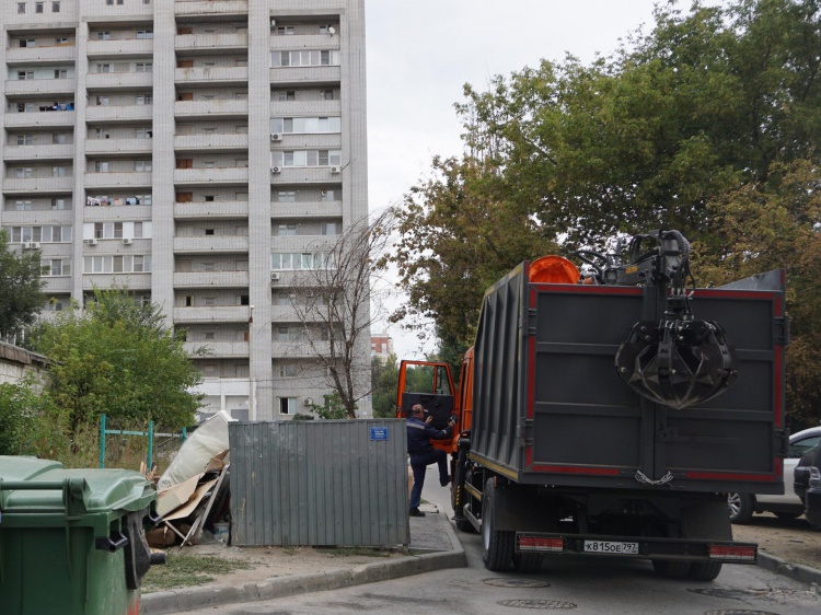 В Волгоградской области на борьбу с мусорными завалами вышли ломовозы