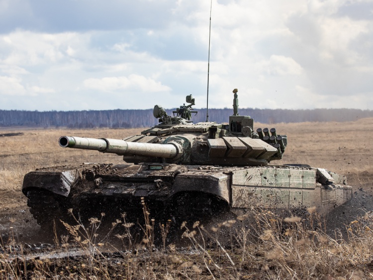 В Волгоградской области танкисты учатся стрельбе и экстремальному вождению