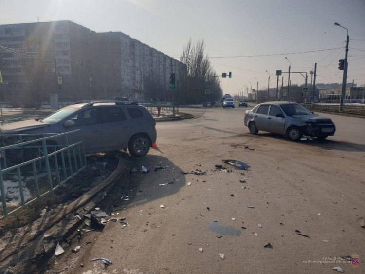 В Волжском 2 человека пострадали в ДТП на перекрёстке Дружбы-Оломоуцкой