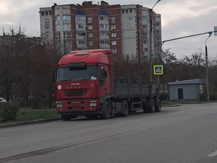 В Волжском 5-тонный грузовик припарковался под запрещающим знаком