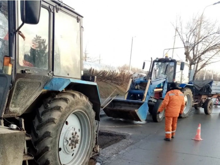 В Волжском даже в праздники ремонтируют дороги