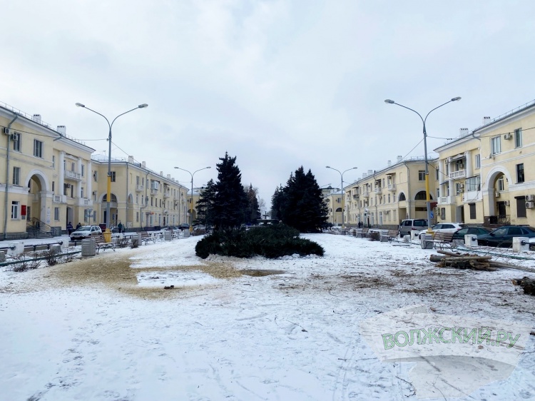 В Волжском дровосеки опустошили «Фонтанку» и проредили площадь у мэрии 44.201.94.236 