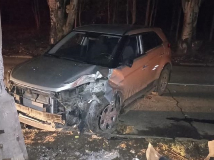 В Волжском «Hyundai» встретился со столбом: пострадала женщина 3.80.4.147 