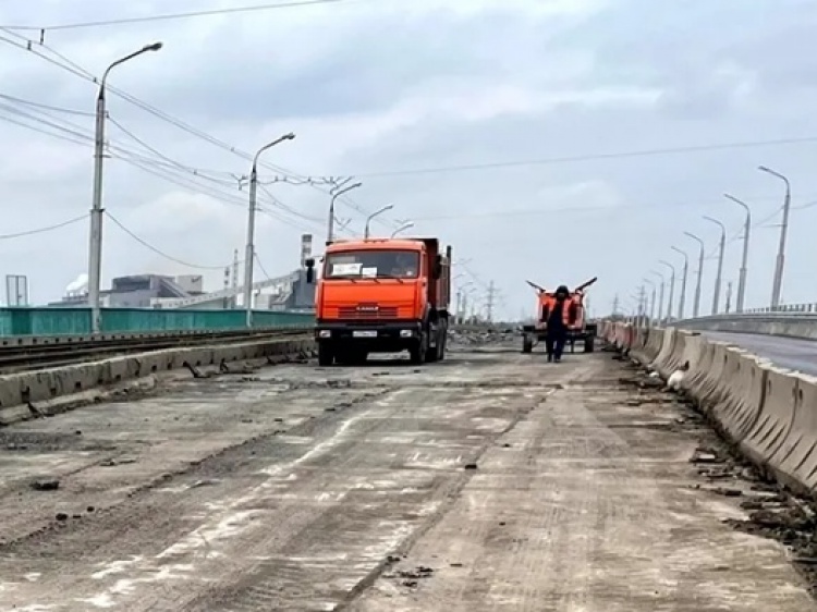 В Волжском из-за морозов приостановили ремонт на путепроводе 3.239.76.25 