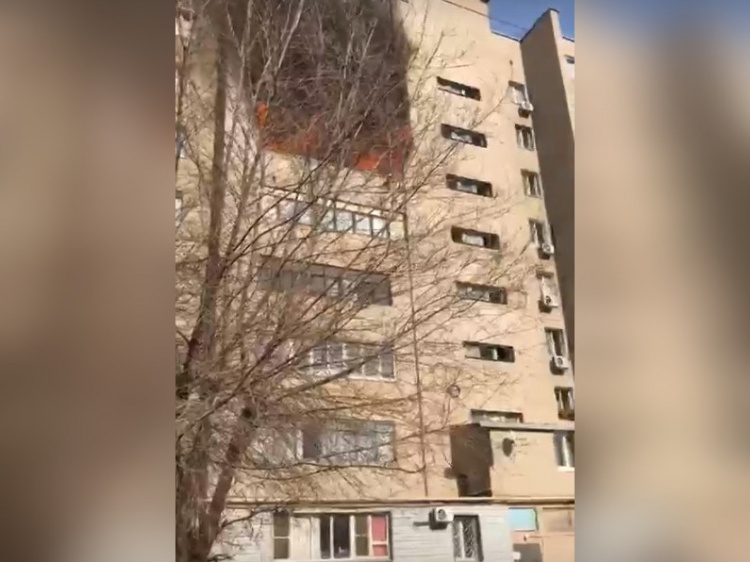 В Волжском из-за пожара эвакуировали жильцов многоэтажки