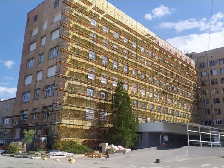 В Волжском капитально обновляют фасад больницы им. Фишера